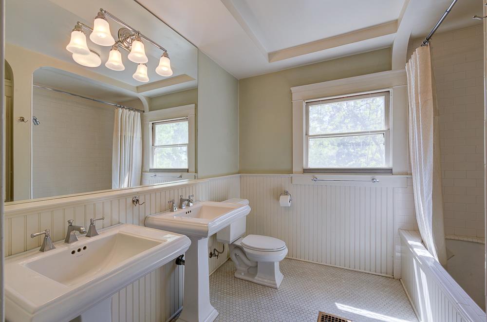 933 E Cambridge Ave, Fresno, CA 93704