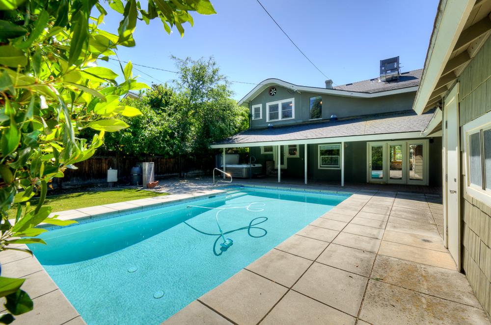 933 E Cambridge Ave, Fresno, CA 93704