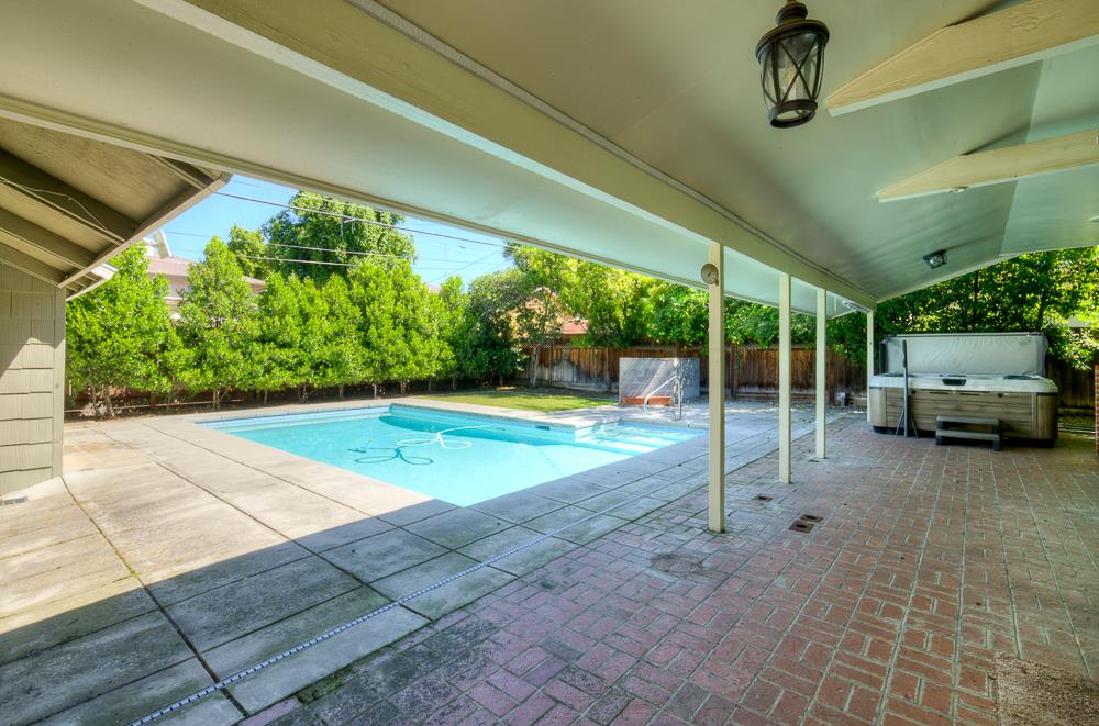 933 E Cambridge Ave, Fresno, CA 93704