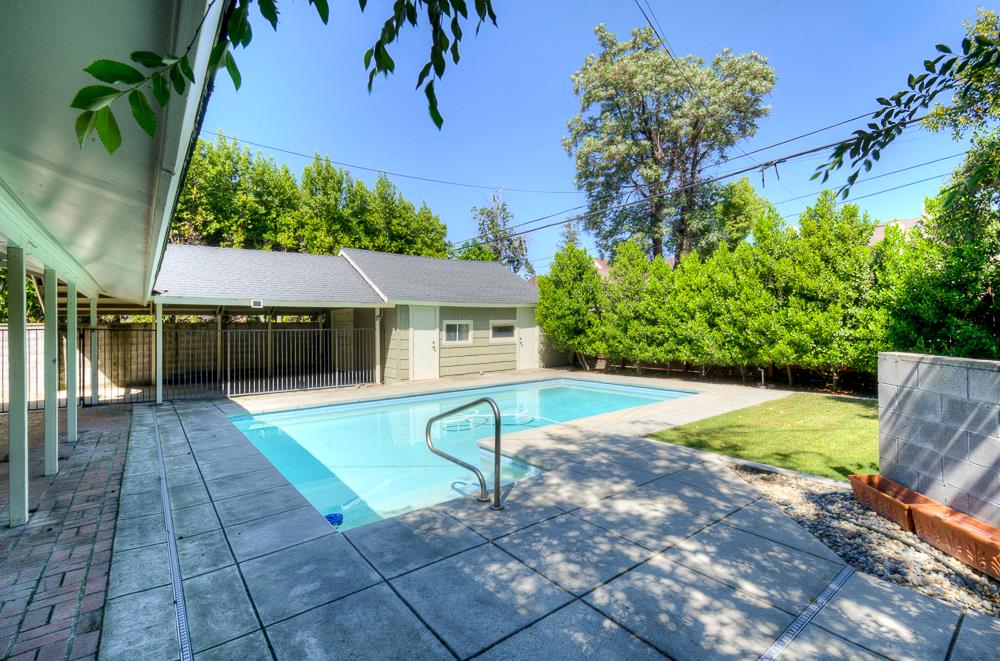 933 E Cambridge Ave, Fresno, CA 93704