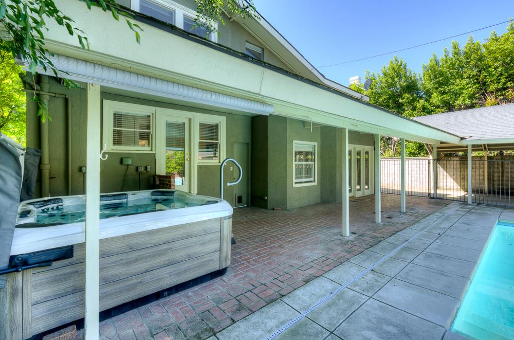 933 E Cambridge Ave, Fresno, CA 93704