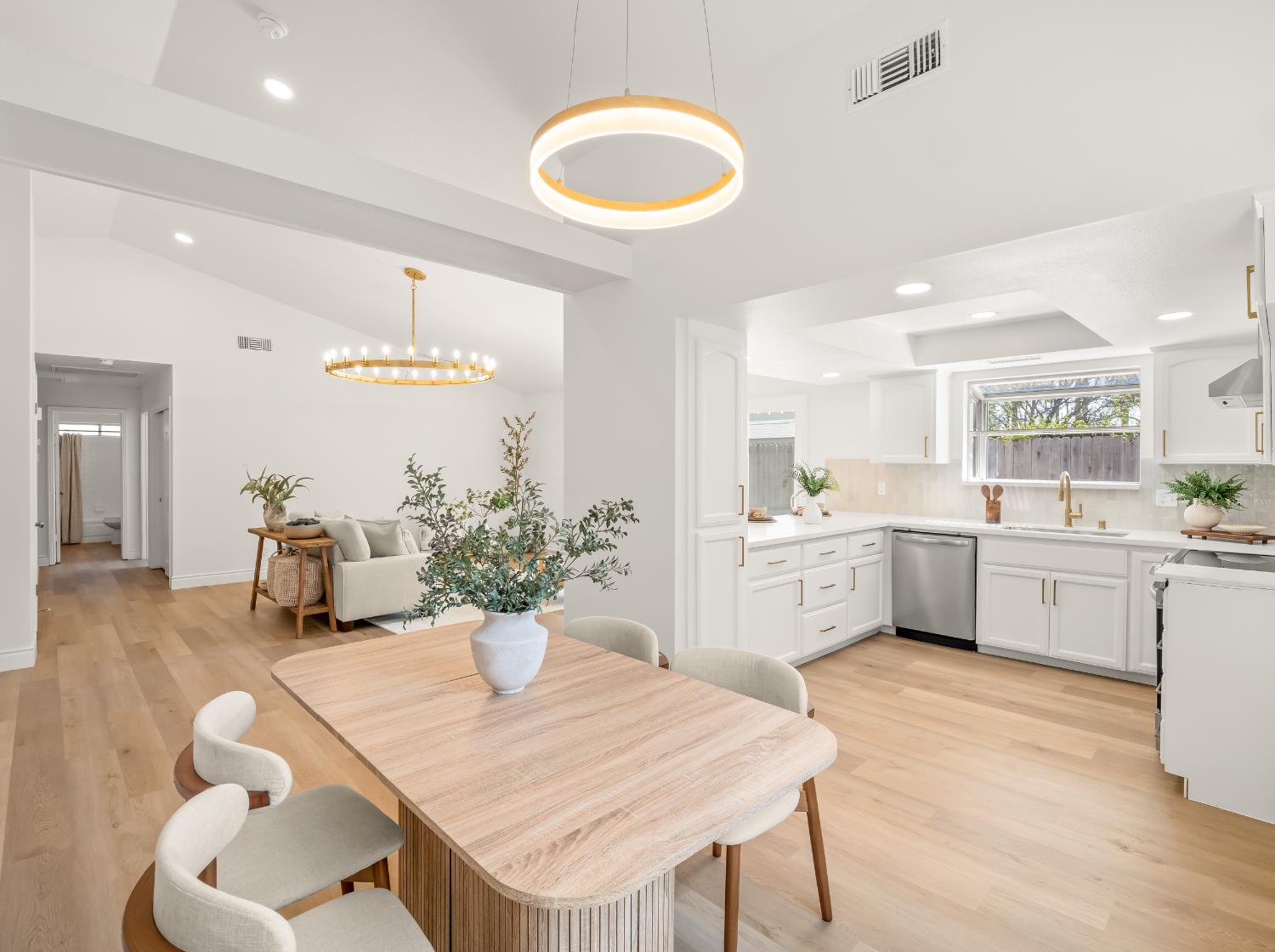 1115 W Minarets Ave, Fresno, CA 93650