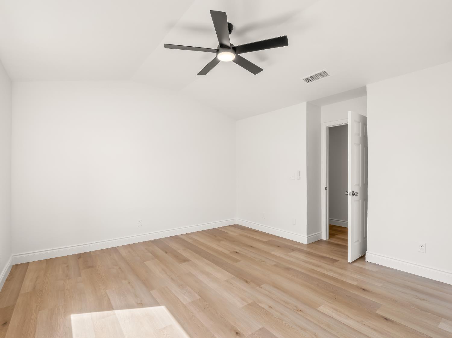 1115 W Minarets Ave, Fresno, CA 93650