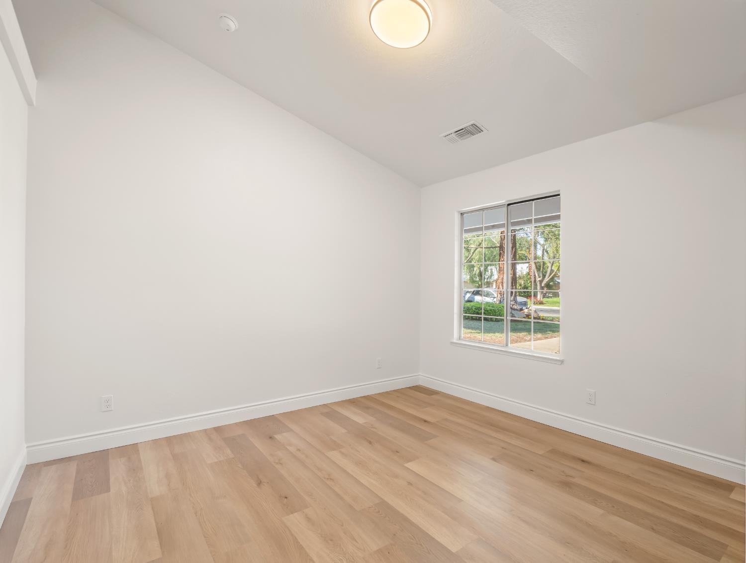 1115 W Minarets Ave, Fresno, CA 93650