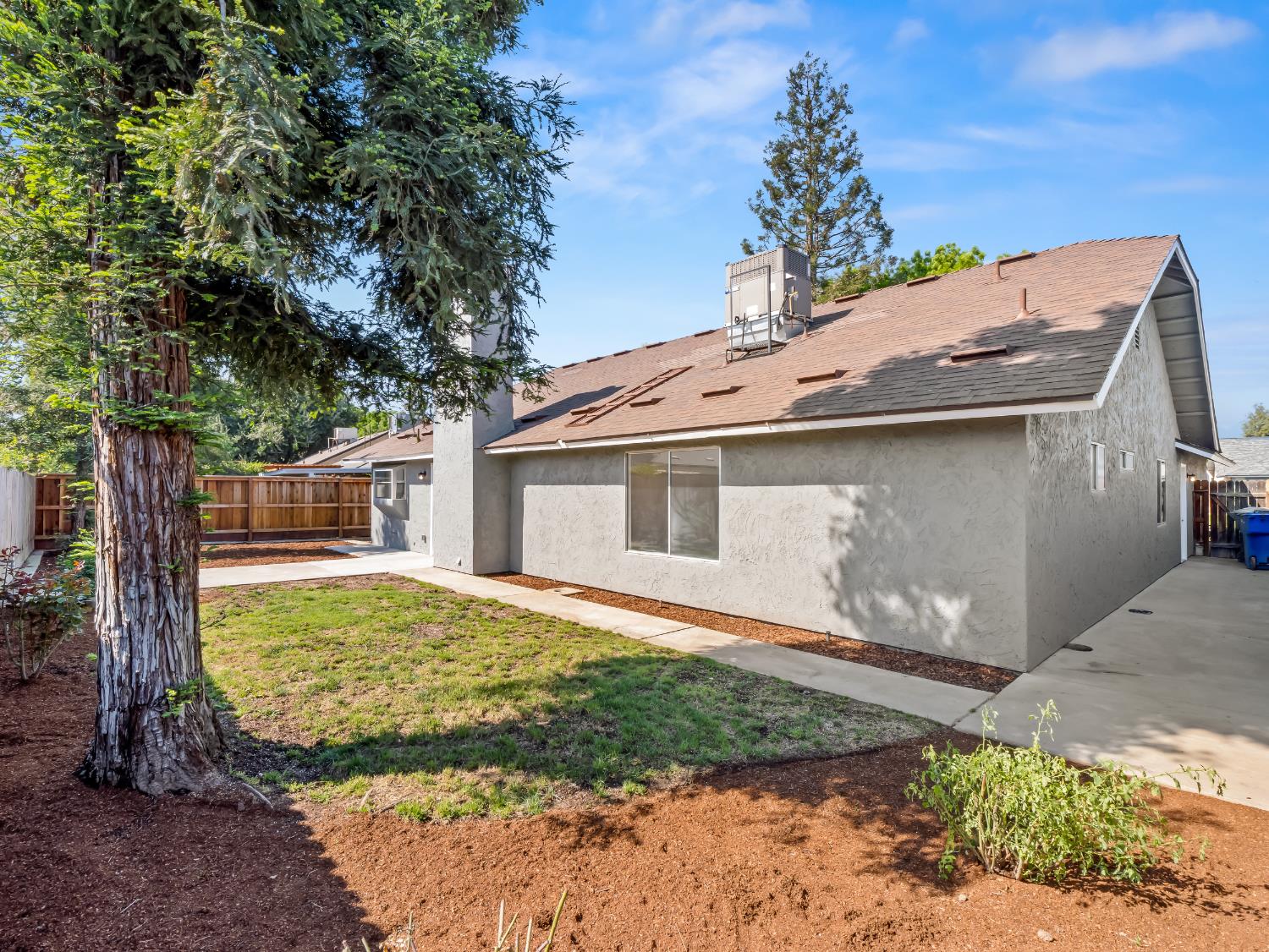 1115 W Minarets Ave, Fresno, CA 93650