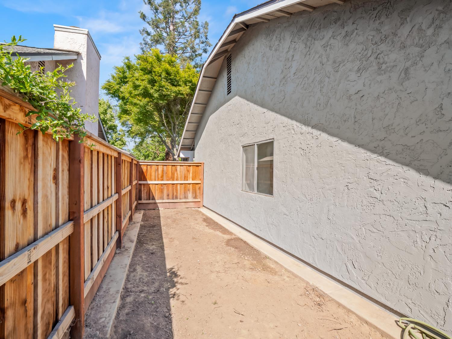 1115 W Minarets Ave, Fresno, CA 93650