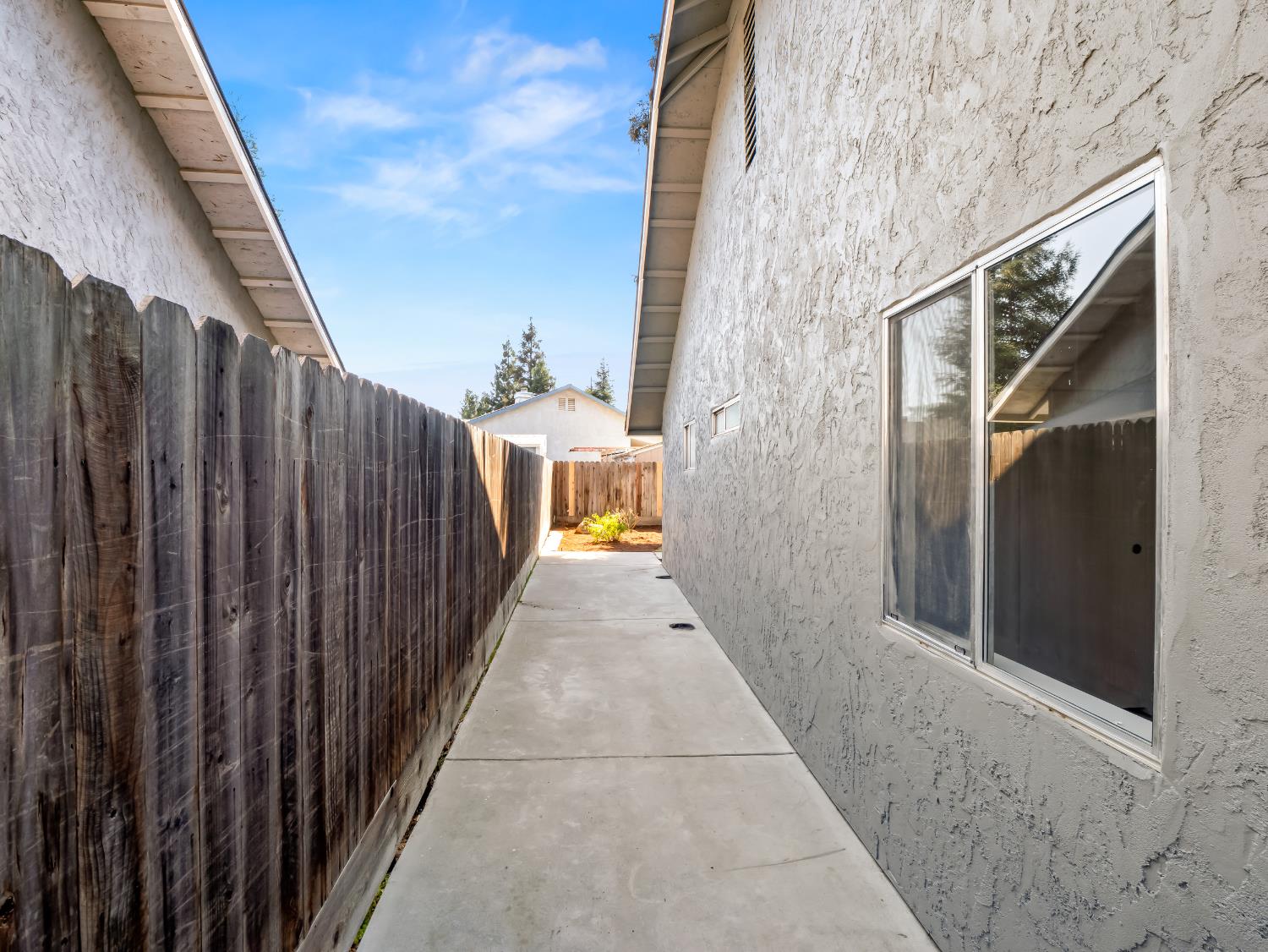 1115 W Minarets Ave, Fresno, CA 93650