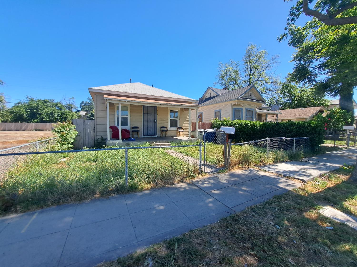 374 N Poplar Ave, Fresno, CA 93701