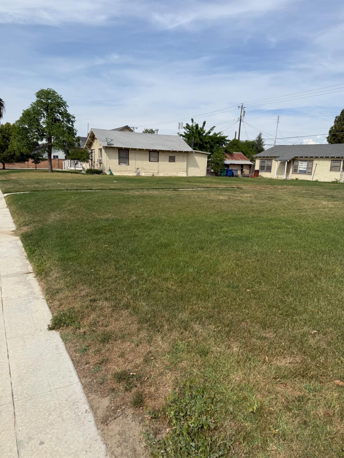 2406 B St, Selma, CA 93662
