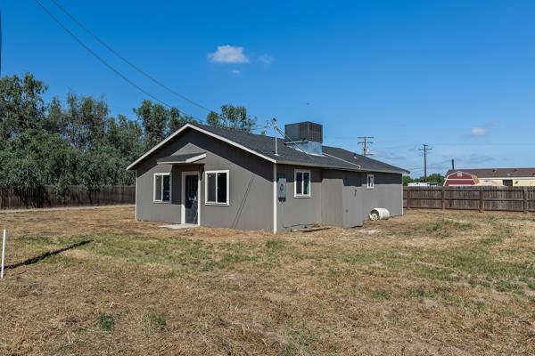 2557 E Stanford Ave, Pixley, CA 93256