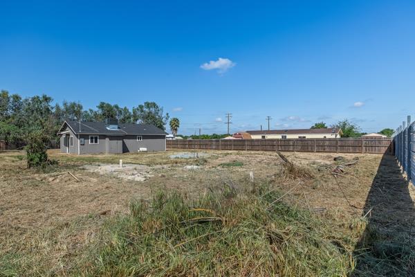 2557 E Stanford Ave, Pixley, CA 93256