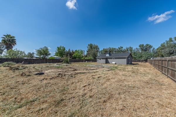 2557 E Stanford Ave, Pixley, CA 93256