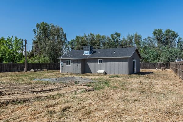 2557 E Stanford Ave, Pixley, CA 93256