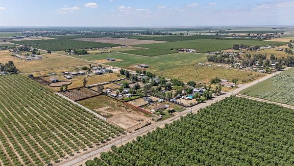 2557 E Stanford Ave, Pixley, CA 93256