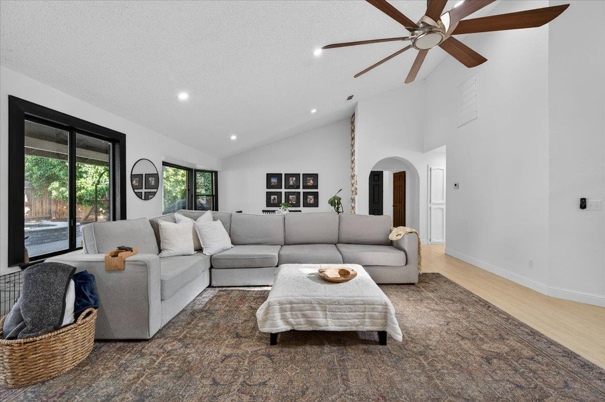 6413 N Arthur Ave, Fresno, CA 93711