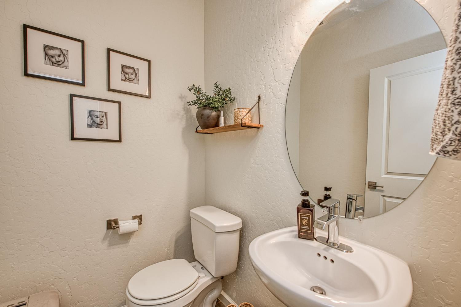 1916 Chennault Ln, Clovis, CA 93611