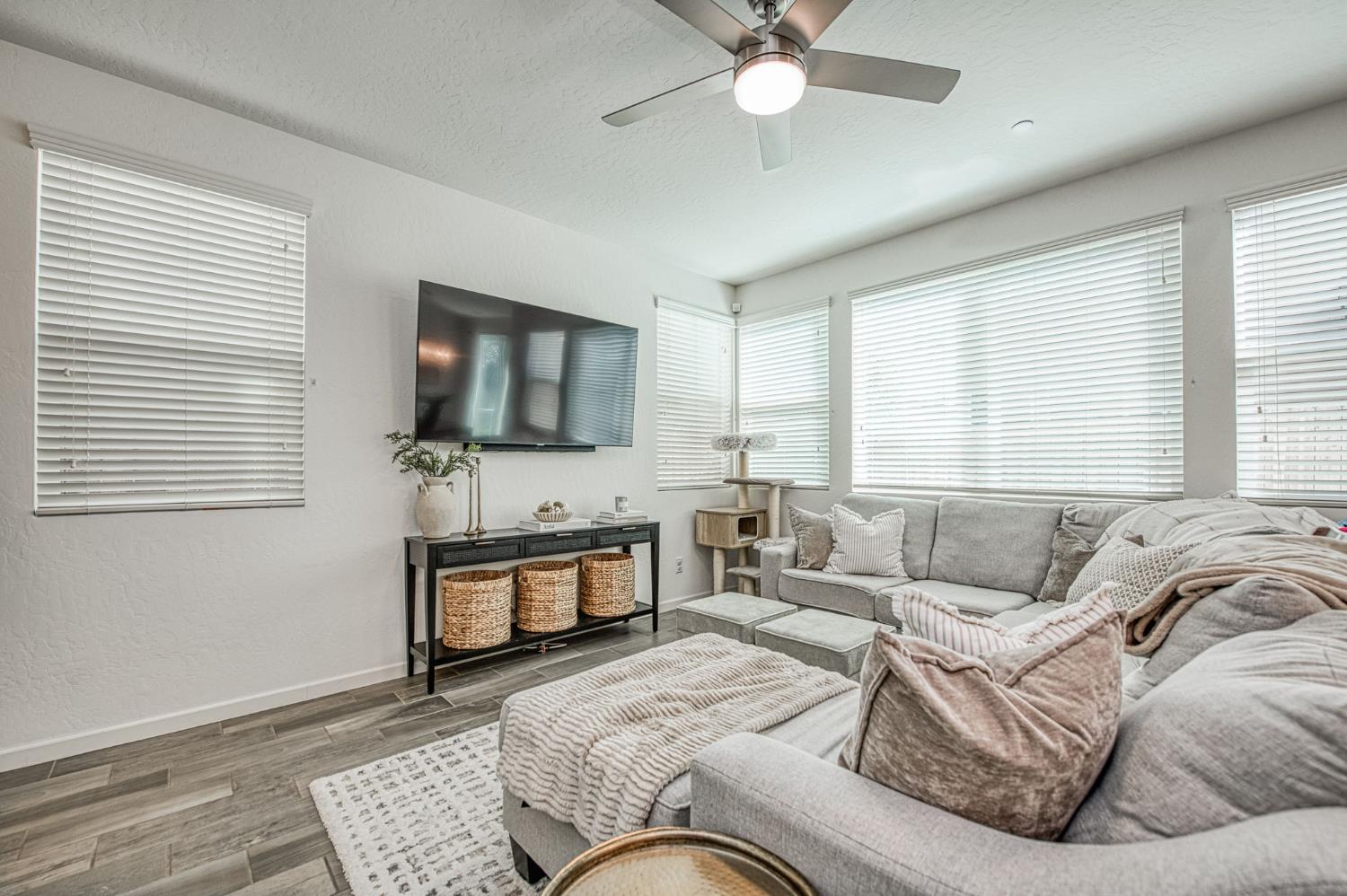 1916 Chennault Ln, Clovis, CA 93611