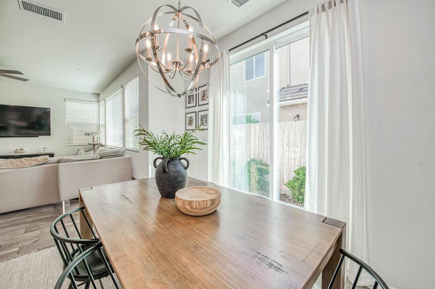 1916 Chennault Ln, Clovis, CA 93611