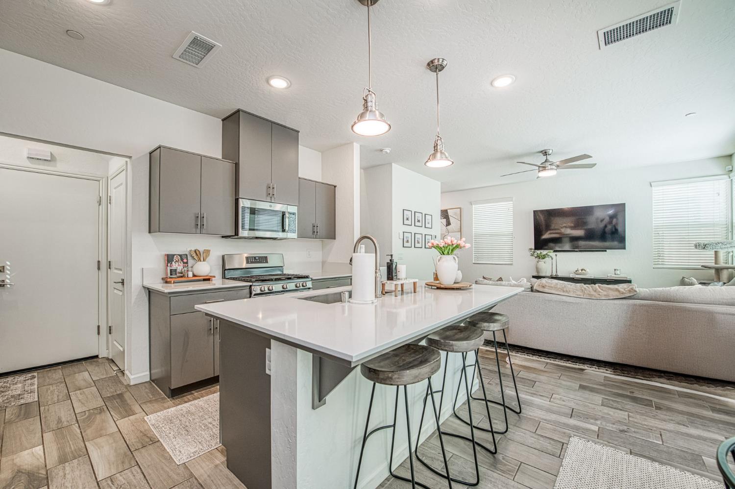 1916 Chennault Ln, Clovis, CA 93611