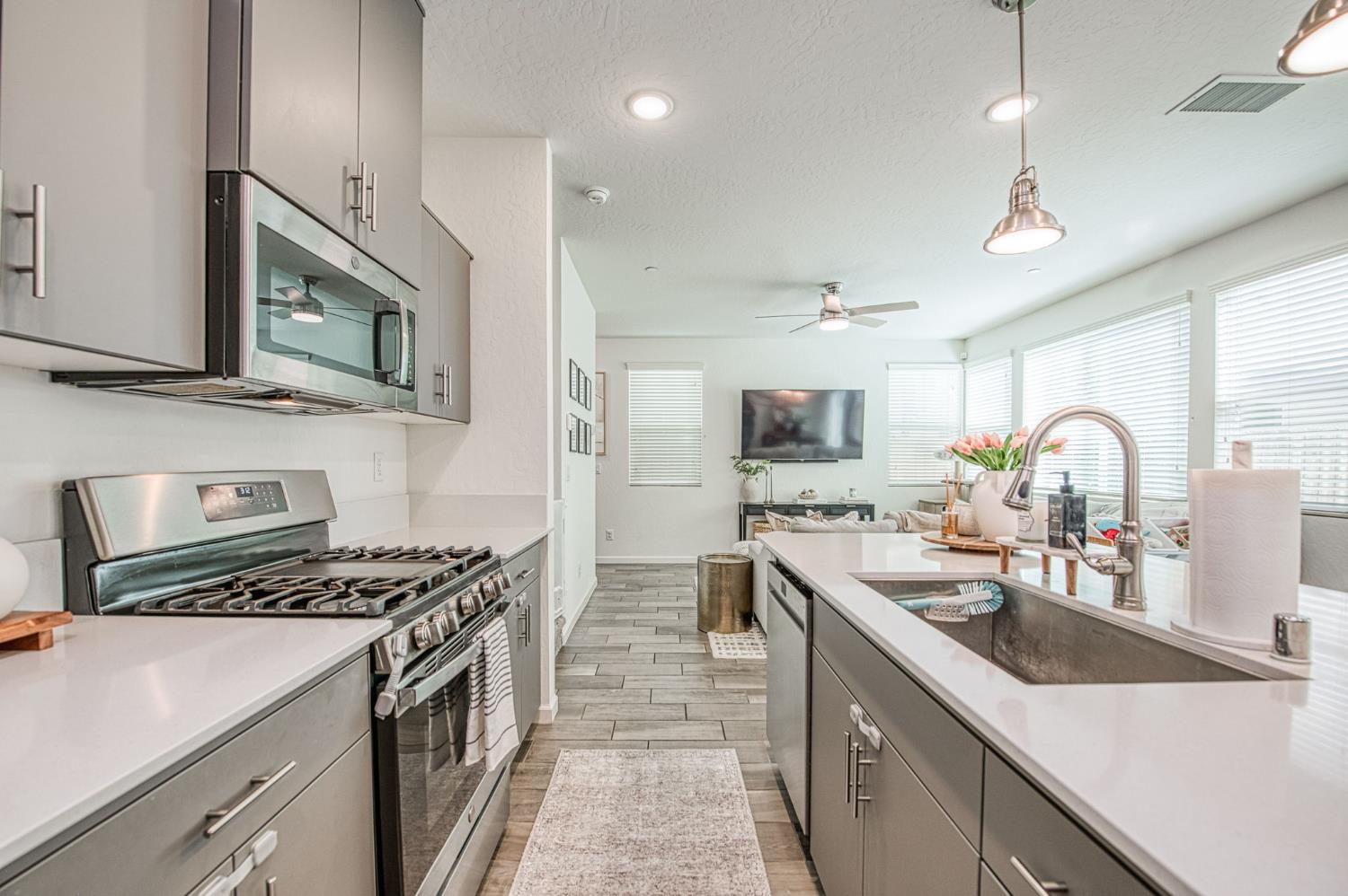 1916 Chennault Ln, Clovis, CA 93611