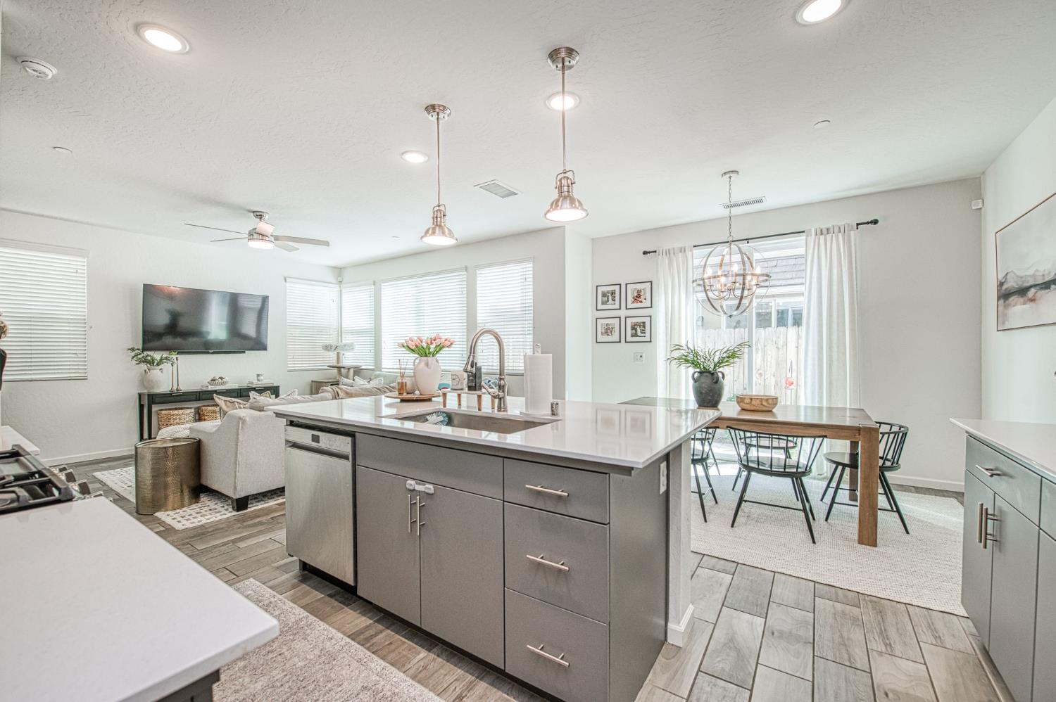 1916 Chennault Ln, Clovis, CA 93611