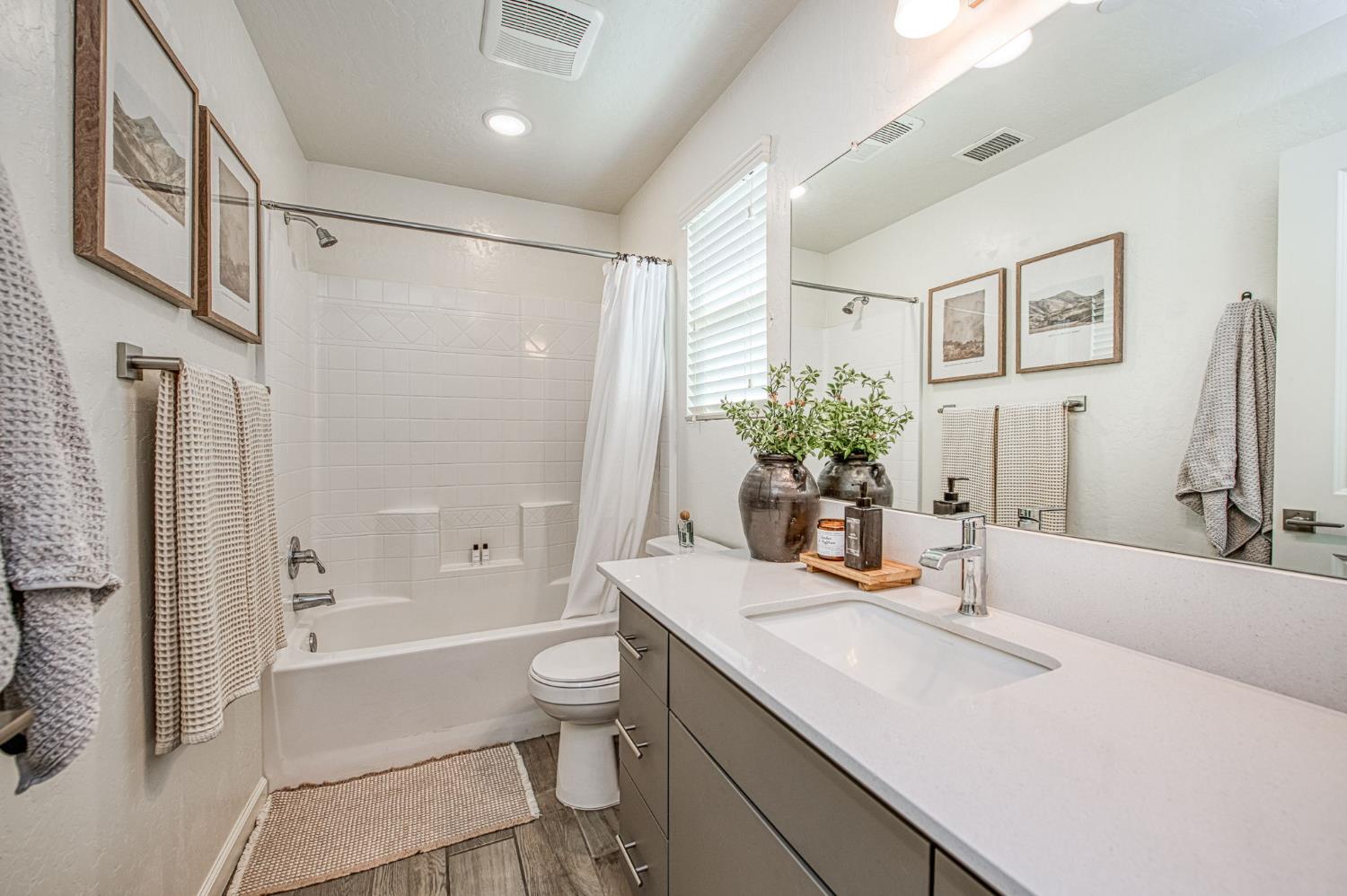 1916 Chennault Ln, Clovis, CA 93611