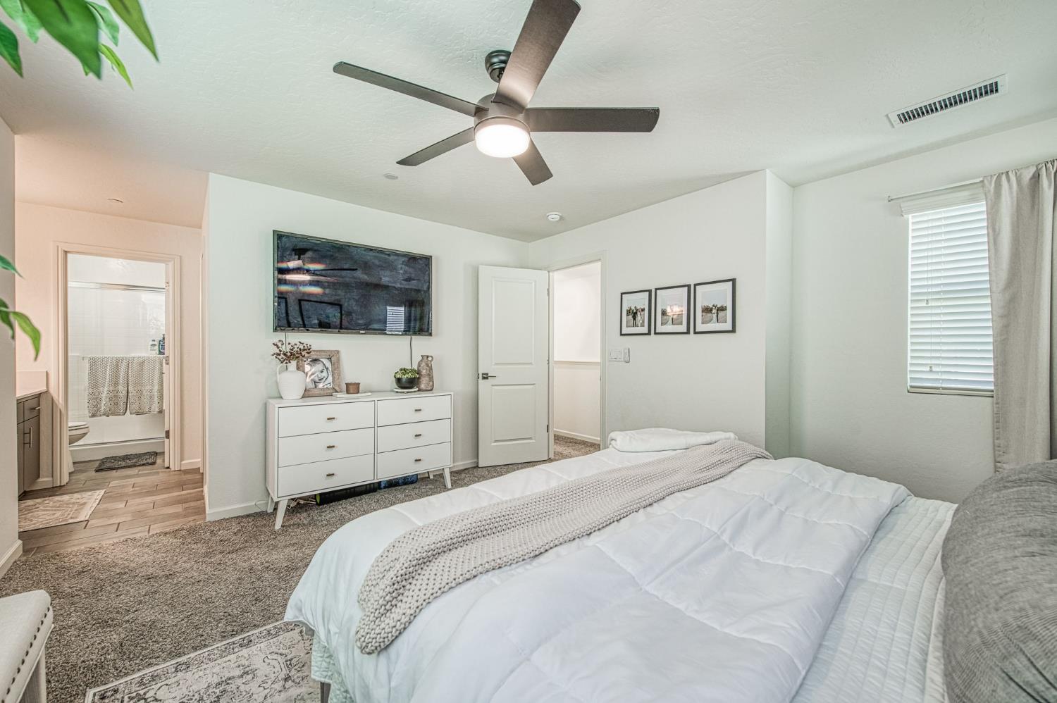 1916 Chennault Ln, Clovis, CA 93611