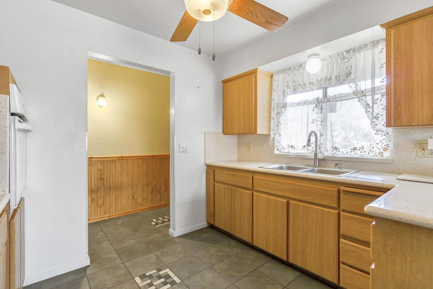 1606 Barstow Ave, Clovis, CA 93611