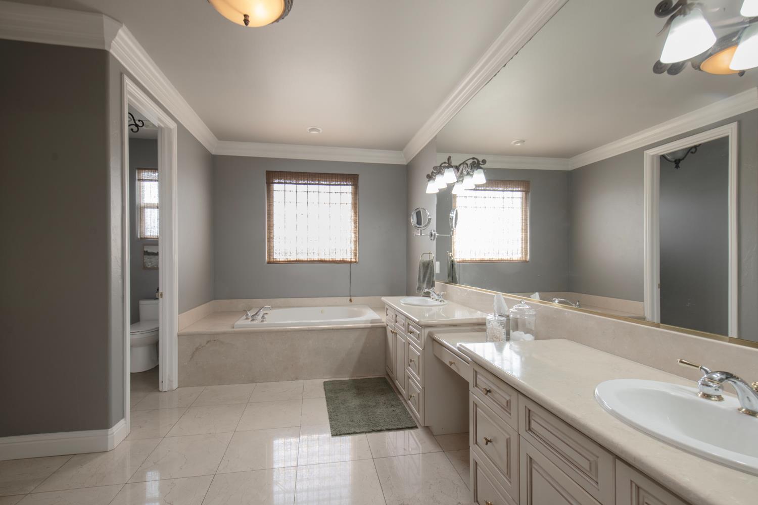 2547 W Lake Van Ness Cir, Fresno, CA 93711