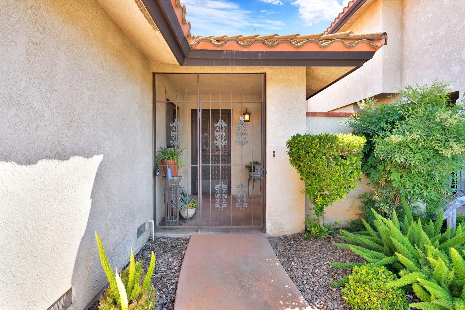 917 Valley Way, Madera, CA 93637