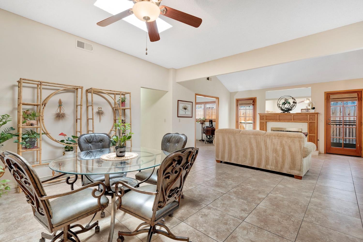 917 Valley Way, Madera, CA 93637