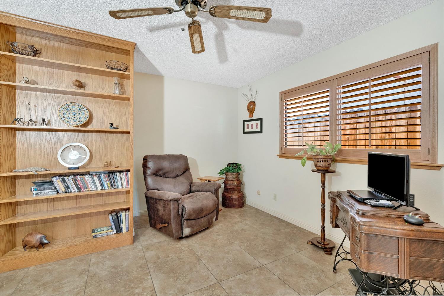 917 Valley Way, Madera, CA 93637