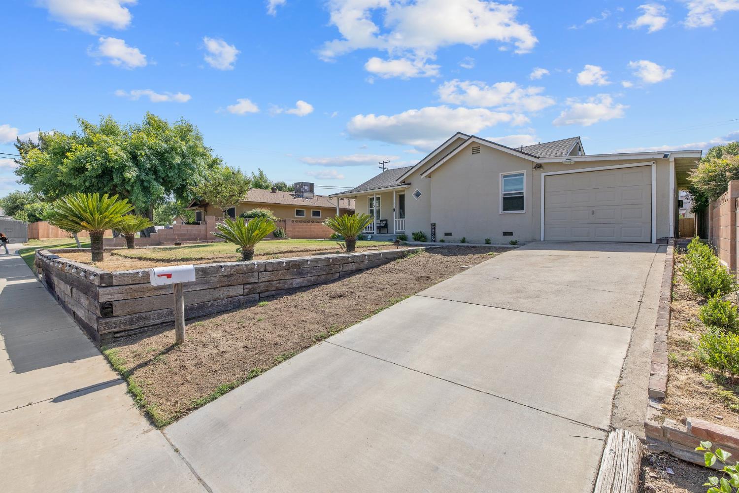 723 N Lourae Ave, Reedley, CA 93654
