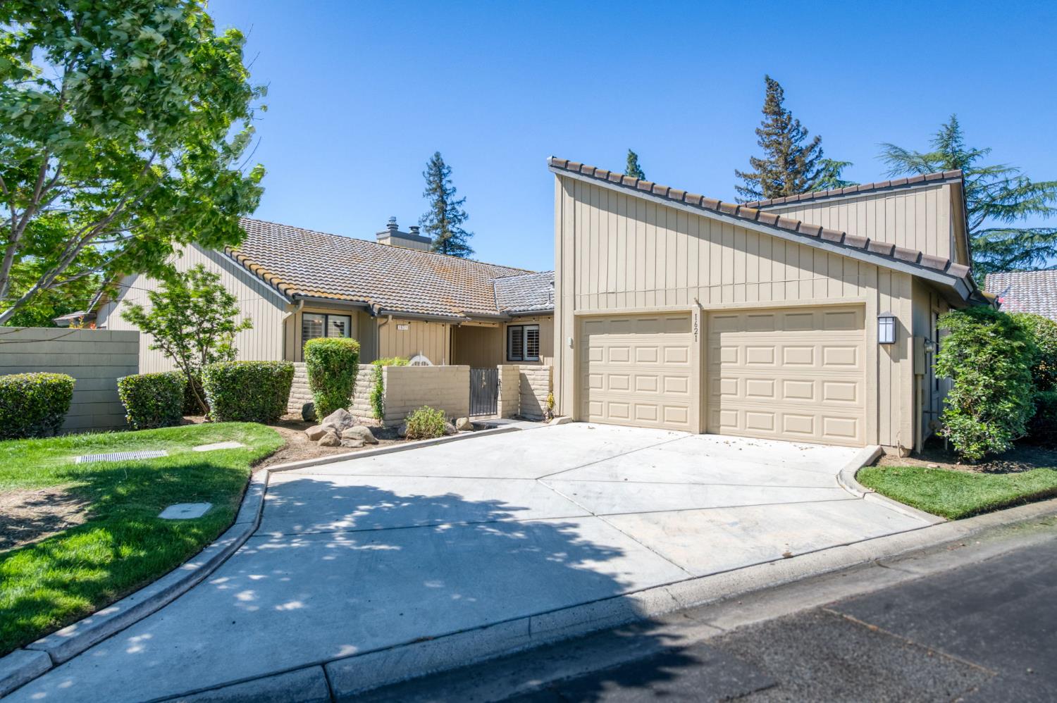 1621 Tollhouse Ln, Clovis, CA 93611