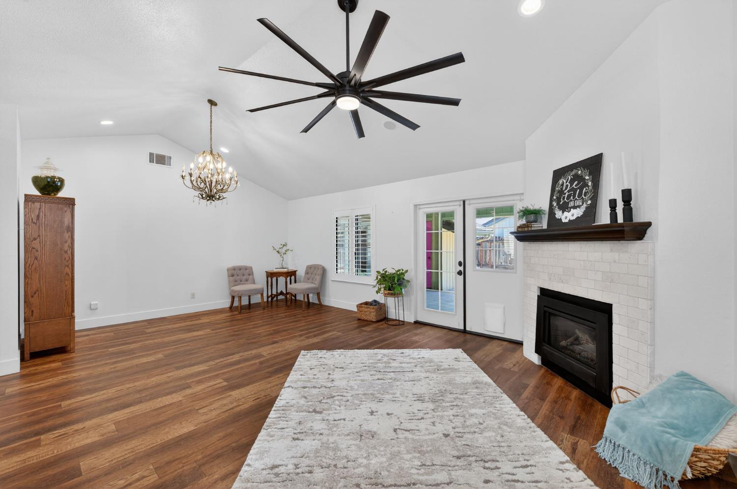 1621 Tollhouse Ln, Clovis, CA 93611