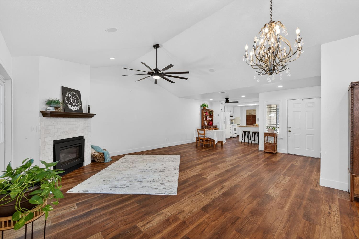 1621 Tollhouse Ln, Clovis, CA 93611