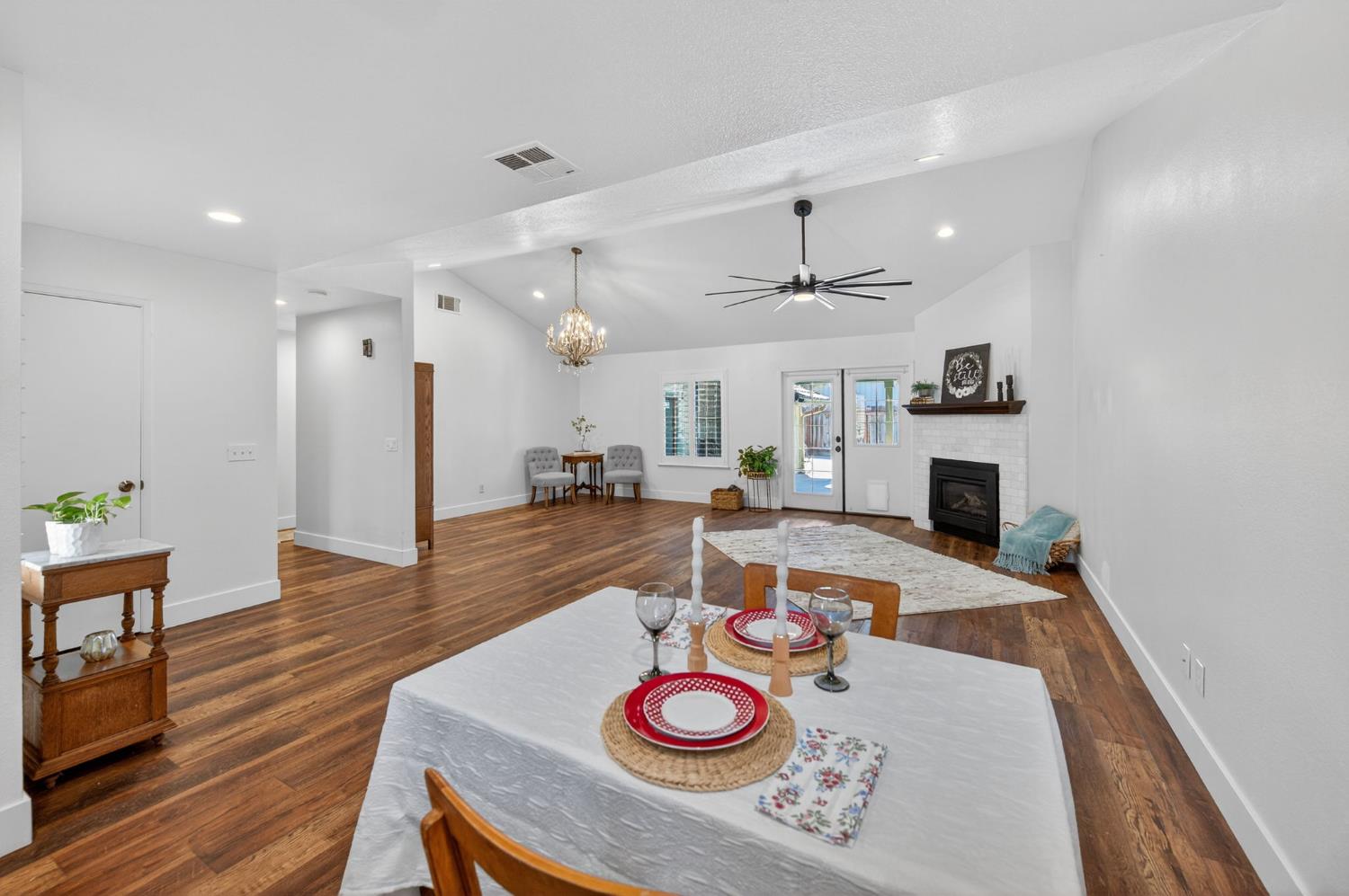 1621 Tollhouse Ln, Clovis, CA 93611