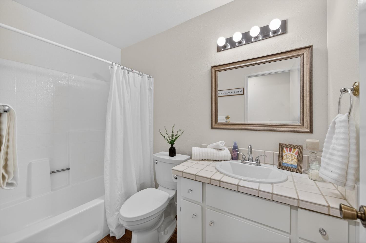 1621 Tollhouse Ln, Clovis, CA 93611