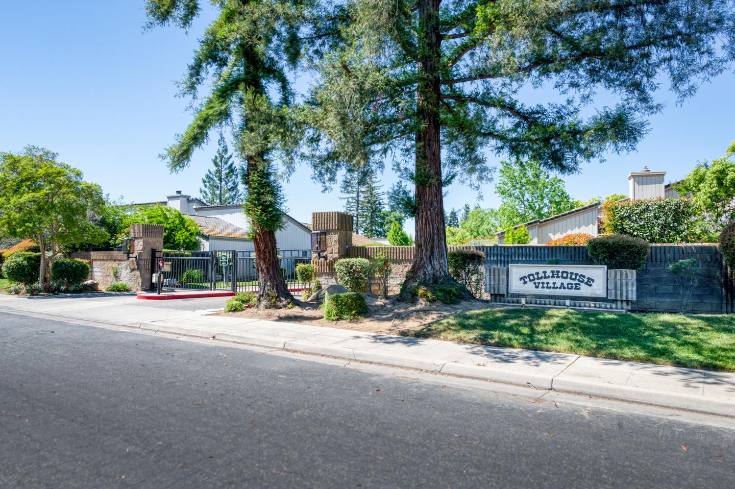 1621 Tollhouse Ln, Clovis, CA 93611