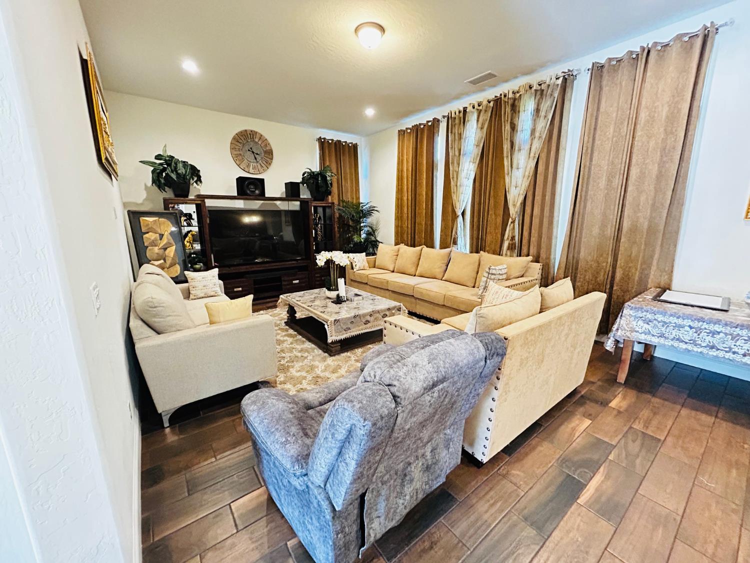 4382 N Casey Ave, Fresno, CA 93723