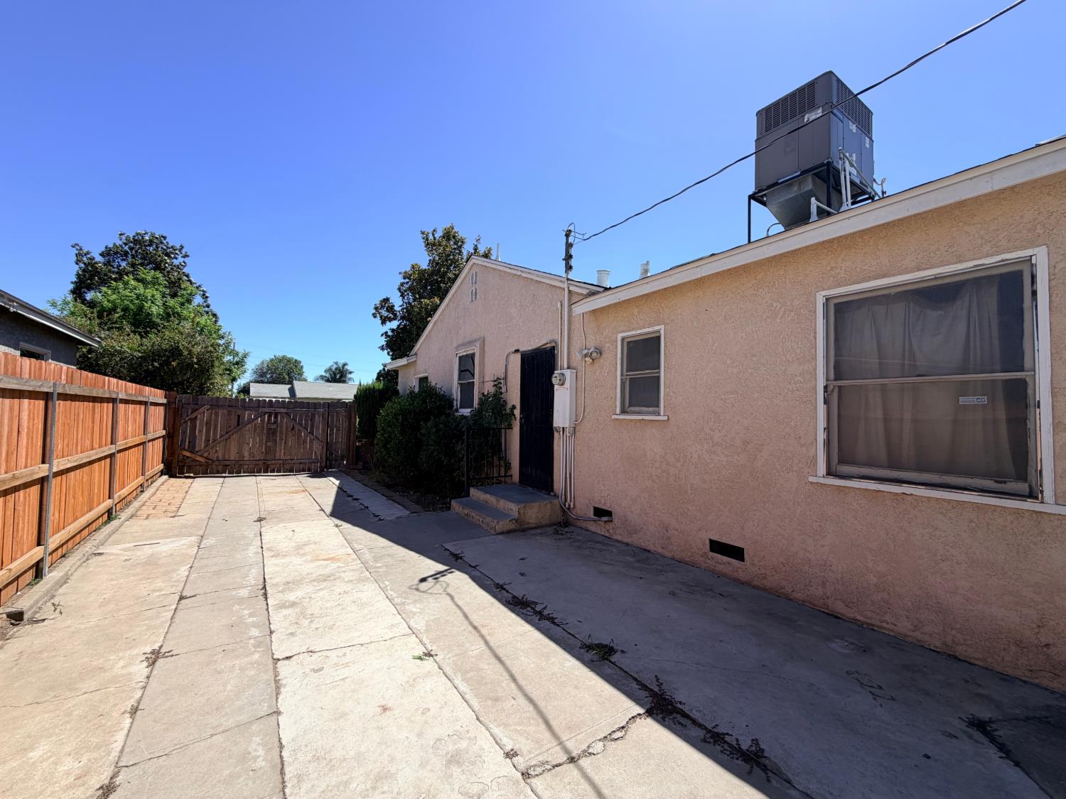 544 W Vassar Ave, Fresno, CA 93705