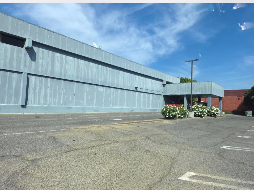 5708 E Kings Canyon Rd, Fresno, CA 93727