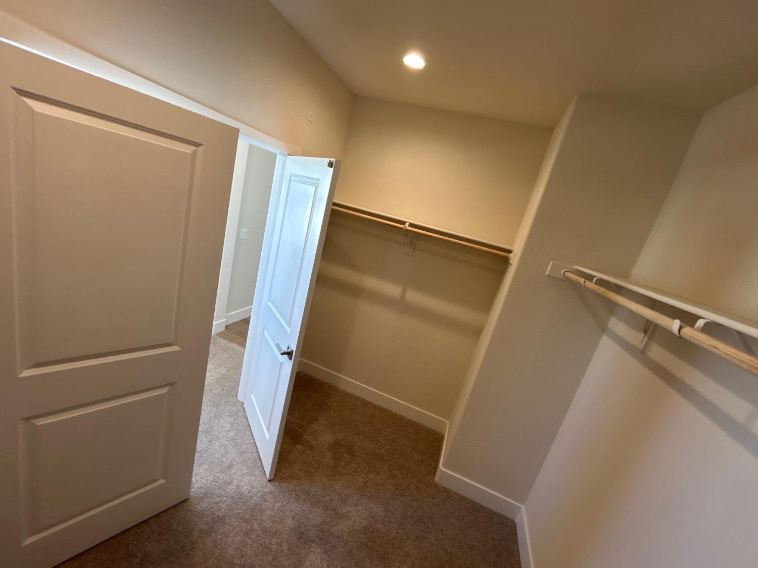 2822 E Corteza Dr, Fresno, CA 93730