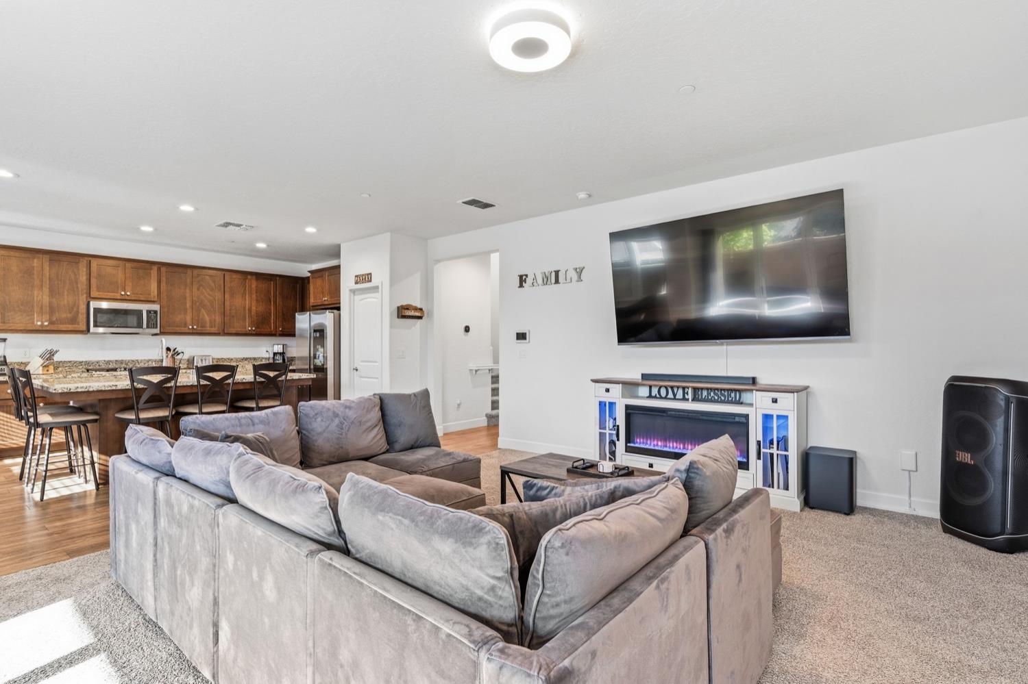 398 Atlantica Dr S, Madera, CA 93636