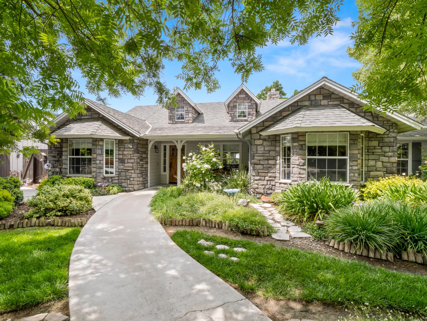 1565 S Highland Ave, Sanger, CA 93657