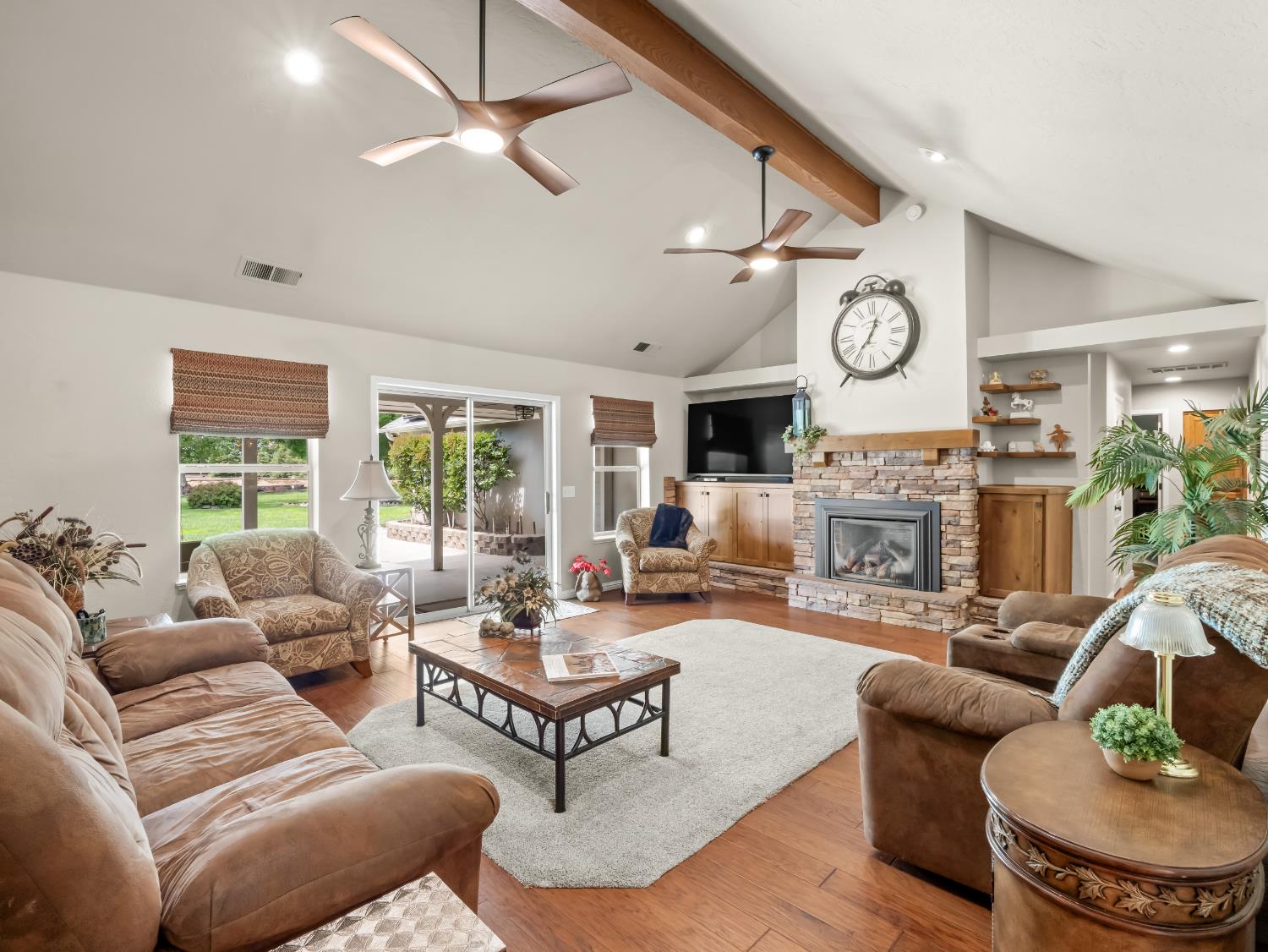 1565 S Highland Ave, Sanger, CA 93657