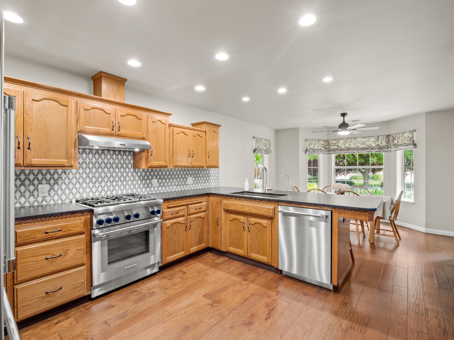 1565 S Highland Ave, Sanger, CA 93657