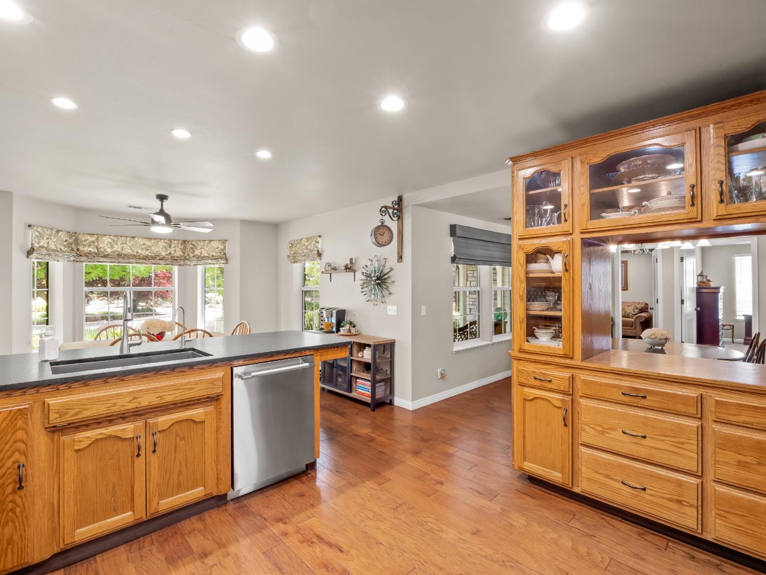 1565 S Highland Ave, Sanger, CA 93657