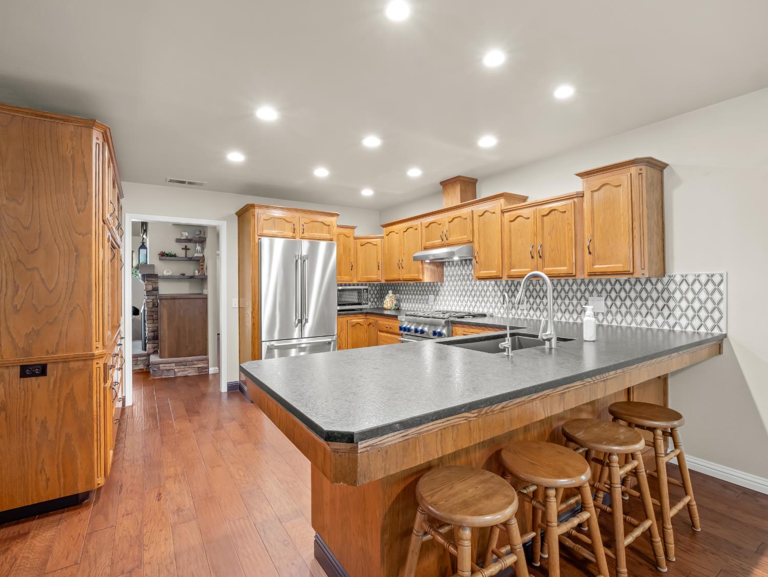 1565 S Highland Ave, Sanger, CA 93657