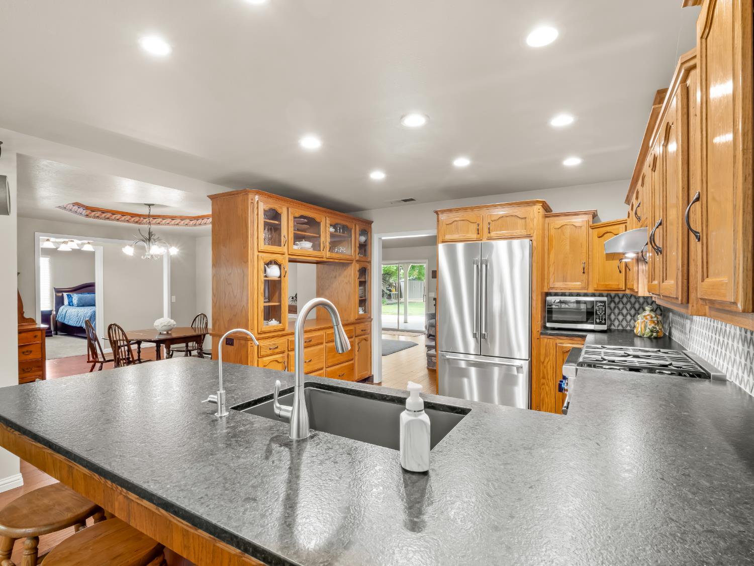 1565 S Highland Ave, Sanger, CA 93657